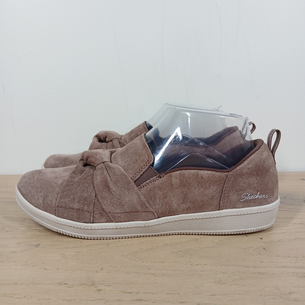 NWT Skechers Sneakers Womens 7 Taupe Leather Wide Fit Memory Foam Slip On